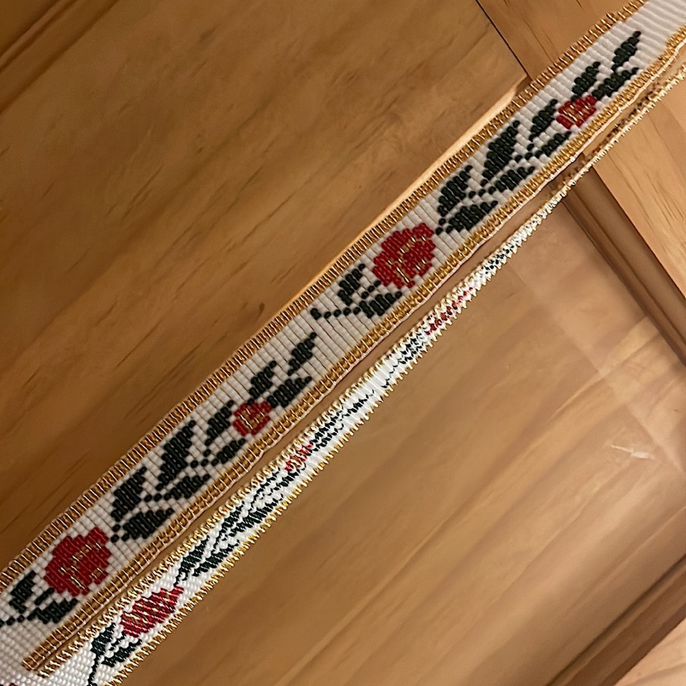 Hand made Indigenous Necklace with Roses - Picture 4 of 4